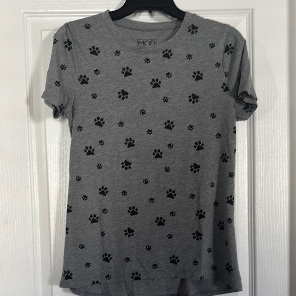 Fitted Gray Short Sleeve T-Shirt with Black Paw Print Pattern